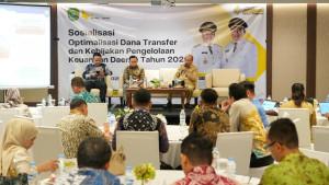 Bupati-Tapin-H-Yamani-SAk-MM-membuka-Sosialisasi-Dana-Transfer.jpg