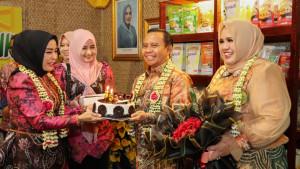 Bupati-Tapin-H-Yamani-dan-istri-menerima-kejutan-kue-ulang-tahun-Tapin-art-fest-2025.jpg