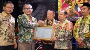 Bupati-Tapin-H-Yamani-menerima-piagam-penghargaan-110-terpilih-KEN-2025.jpg
