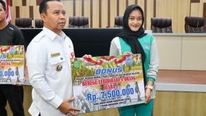 Bupati-Tapin-H-Yamani-menyerahkan-bonus-atlet-Forda.jpg