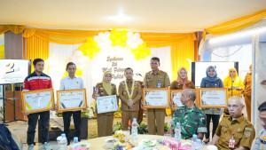 Bupati-Tapin-H-Yamani-menyerahkan-penghargaan-kepada.jpg