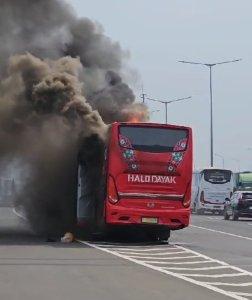 Bus-Rombongan-Pembakal-asal-Kabupaten-Banjar-alami-kebakaran-di-Jakarta.jpg