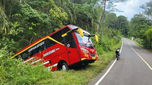 Bus-terperosok-di-jurang-di-Loksado.jpg