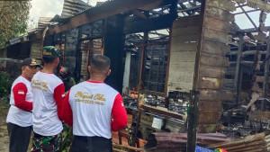 Camat-Banua-Lawas-H-Suwandi-saat-berada-di-lokasi-rumah-yang-terbakar.jpg