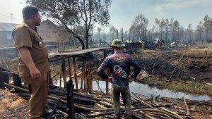 Camat-Liang-Anggang-Taufik-Purwanto-memantau-lokasi-rumah-warga-terbakar-akibat-Karhutla.jpg
