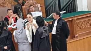 Cekcok-Nikita-Mirzani-dan-Reza-Gladys-di-ruang-sidang.jpg