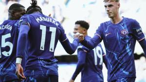 Chelsea-melakukan-pergantian-pemain-dengan-menarik-Cole-Palmer-dan-memasukan-Noni-Madueke.jpg