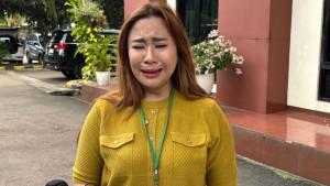 Chikita-Meidy-tak-kuasa-menahan-tangis-usai-menjalani-sidang-cerai-di-PA-Tigaraksa-Selasa.jpg