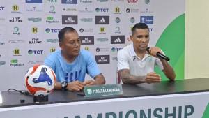 Coach-Ragil-dan-Alberto-Beto-Goncalves-di-Stadion-Demang-Sabtu-18102025-malam.jpg