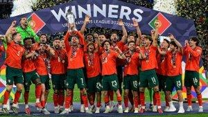 Cristiano-Ronaldo-bersama-skuad-Portugal-mengangkat-trofi-juara-UEFA-Nations-League-2025.jpg