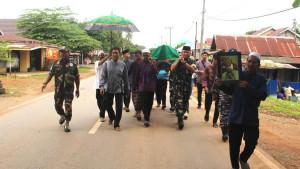 DANDIM-1009TLa-Letkol-Inf-Adhy-Irawan-turut-memanggul-keranda-jenazah-almarhum-Abdul-Kadi.jpg