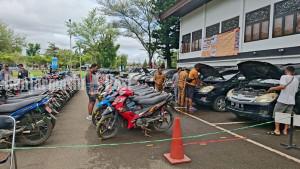 DERETAN-SEPEDA-MOTOR-Deretan-sepeda-motor-dan-mobil-pla1.jpg
