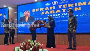 DIREKTUR-baru-Politala-Dr-Meldayanoor-mencium-tangan-Dr-Mufrida-Zein-direktur-lama.jpg