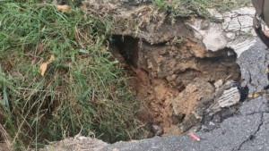 DRAINASE-AMBRUK-Drainase-ambruk-di-Jalan-Gunung-Tinombala-RT-30s.jpg