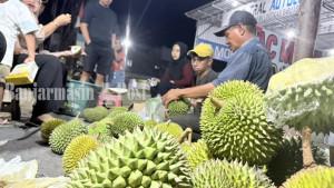 DURIAN-Penjual-durian-musiman-di-wilayah-Kecamatan-BatulicinD.jpg