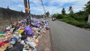 Di-sisi-jalan-tersebut-tumpukan-sampah-di-jalan-tembus-mantuil.jpg