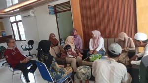 Dinas-DPPKBPPPA-bersama-pihak-Kecamatan-Daha-Selatan-dan-Pemerintah-Desa-Parigi.jpg