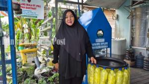 Direktur-Bank-Sampah-Bahemart-Istiqomah-menunjukkan-hasil-daur-ulang-sampah.jpg