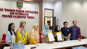 Direktur-Politala-Dr-Hj-Mufrida-Zein-ketiga-kanan-bersama-Kadistanhornak-Kalteng-Sunarti.jpg