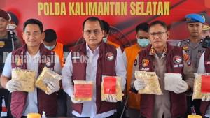 Direktur-Reserse-Narkoba-Polda-Kalsel-Kombes-Pol-Baktiar-Joko-Mujiono-tengah.jpg