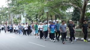 Direktur-Utama-Bank-Kalsel-Fachrudin-bersama-jajaran-melaksanakan-jalan-sehat.jpg