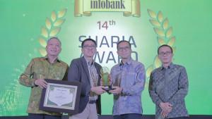 Direktur-Utama-Bank-Kalsel-Fachrudin-menerima-penghargaan.jpg