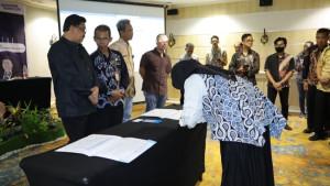 Diskominfo-Kalsel-juga-melakukan-penandatanganan-komitmen-bersama.jpg