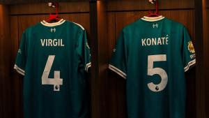 Dua-Jersey-Liverpool-yang-berada-di-locker-room.jpg