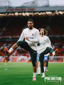 Dua-pemain-Chelsea-termasuk-marc-Cucurella-melakukan-pemanasan-jelang-laga-Liga-Inggris.jpg