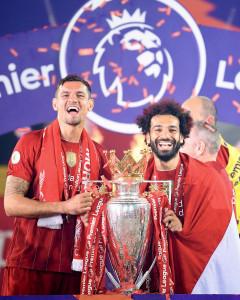 Dua-pemain-Liverpool-mengangkat-topi-Liga-Inggris.jpg