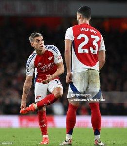 Dua-pemain-jangkar-Arsenal-Leandro-Trossard-Mikel-Merino-sedang-diskusi-di-tengah-lapangan.jpg