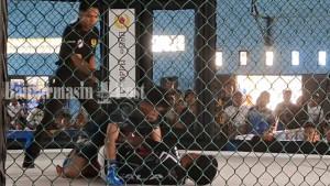 Duel-seru-atlet-MMA-di-Gedung-Serbaguna-Desa-Bumijaya-Rabu-511.jpg