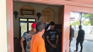 EK-Kepala-Sekolah-SMA-N-1-Sampolawa-Ajis-saat.jpg