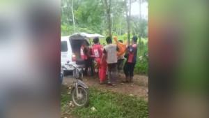 ETUGAS-mengevakuasi-korban-dari-TKP-di-jalan-kebun-yang-sepi-di-Desa-Bajuin2.jpg