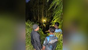 EVAKUASI-Petugas-menunjukkan-lokasi-penemuan-jasad-seoras.jpg