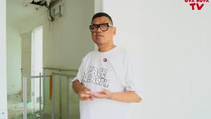 Ekspresi-Uya-Kuya-kala-melihat-nasib-rumahnya-usai-dijarah-massa.jpg