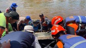 Evakuasi-jasad-Raudah-65-korban-tenggelam-di-perairan-Sungai-Alalak-Desa-Berangas-Timu.jpg