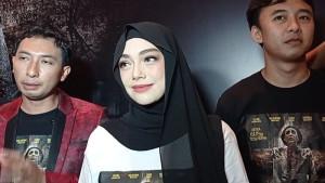Fajar-Nugra-dan-Celine-Evangelista-saat-dijumpai-di-kawasan-Kuningan.jpg