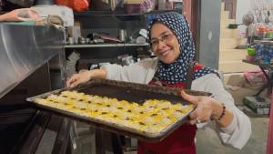 Farida-Yulaicha-memperlihatkan-bolen-pisang.jpg