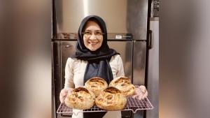 Farida-Yulaicha-memperlihatkan-roti-Sourdough.jpg