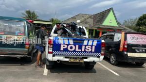 Feriyadi-bersama-seorang-rekannya-menabrak-bagian-belakang-mobil-pikap.jpg