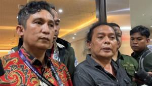 Firdaus-Oiwobo-dan-pengacaranya-Deolipa-Yumara-saat-ditemui-di-Mabes-Polri.jpg