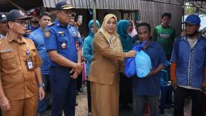 Foto-DBantuan-untuk-warga-korban-kebakaran-di-Desa-Kaliukan-diberikan-oleh-Kadinsos.jpg
