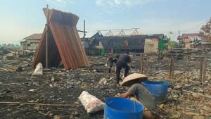 Foto-MAN-5-HSU-Siswa-gotong-royong-membersihkan-sisa-kebakaran.jpg