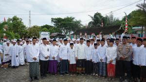 Foto-bersama-usai-upacara-peringatan-Hari-Santri-Nasional-2025-di-Ponpeps-Al-Muslimun-Mandin.jpg