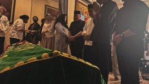 Ganjar-Pranowo-bertakziah-menjenguk-langsung-jenazah-Desmond-J-Mahesa-Jakarta.jpg