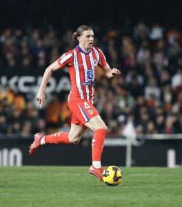 Gelandang-Atletico-Madrid-Conor-Gallagher-menggiring-bola-dalam-suatui-laga-Liga-Spanyol.jpg
