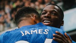 Gelandang-Chelsea-Moises-Caicedo-dipeluk-Reece-James-setelah-mencetak-gol-ke-gawang-Liverpool.jpg