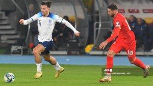 Gelandang-Inggris-11-Jack-Grealish-Kiri-mengontrol-bola-di-depan-gelandang-Makedonia-Utara.jpg