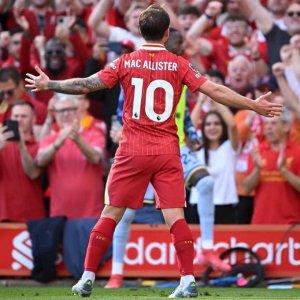 Gelandang-Liverpool-Alexis-Mac-Allister-menyapa-pendukung-setelah-mencetak-gol.jpg